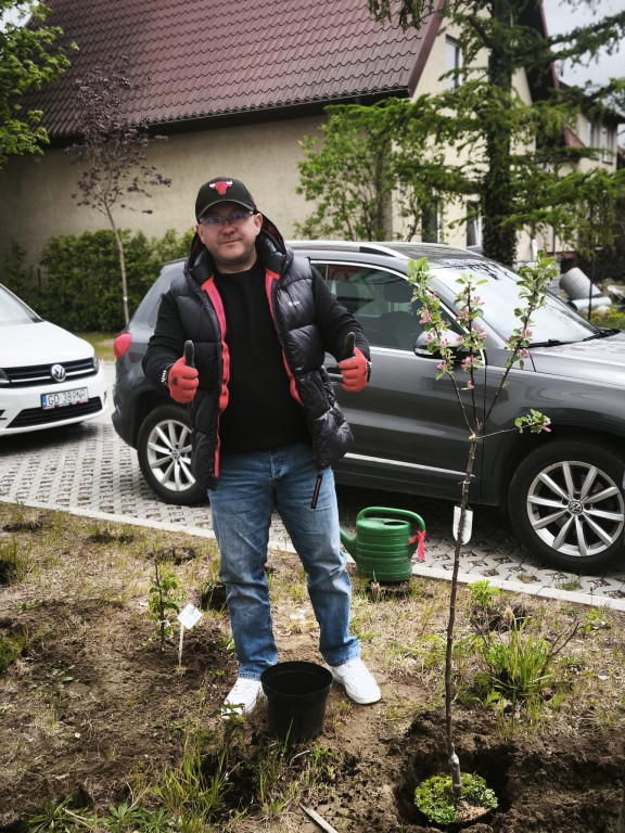 Tradycyjny sad posadzony przy szkole w Baninie