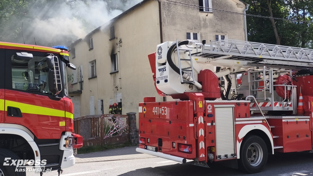Pożar pustostanu przy ul. Jeziornej w Kartuzach