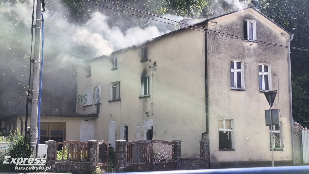 Pożar pustostanu przy ul. Jeziornej w Kartuzach