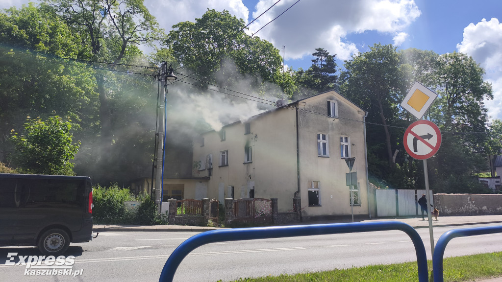 Pożar pustostanu przy ul. Jeziornej w Kartuzach
