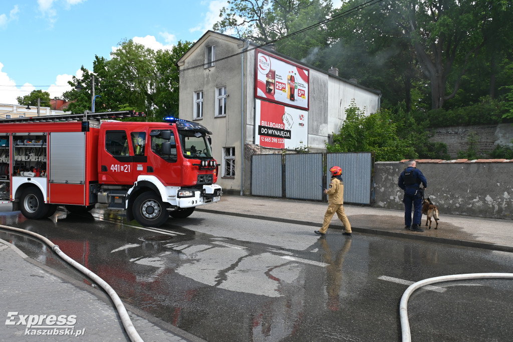 Pożar pustostanu przy ul. Jeziornej w Kartuzach