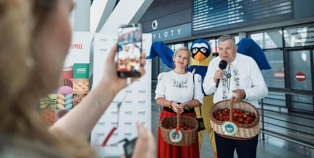 Promocja kaszubskiej truskawki na lotnisku
