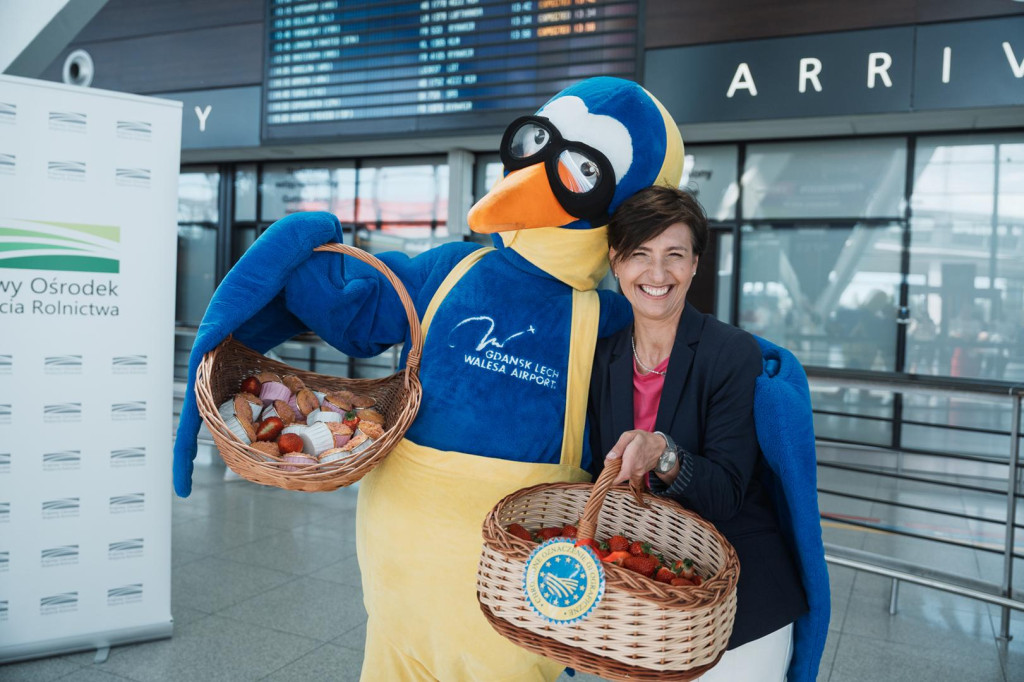 Promocja kaszubskiej truskawki na lotnisku