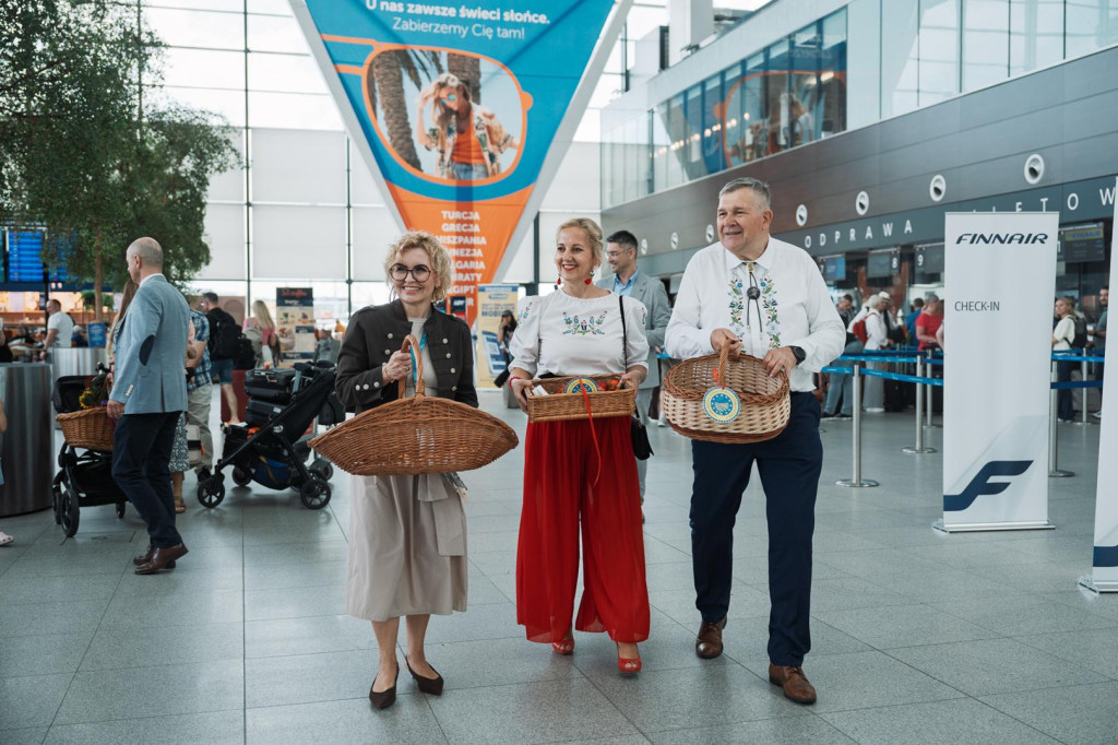 Promocja kaszubskiej truskawki na lotnisku