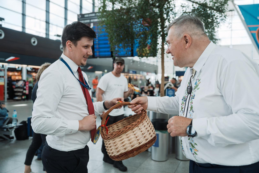 Promocja kaszubskiej truskawki na lotnisku
