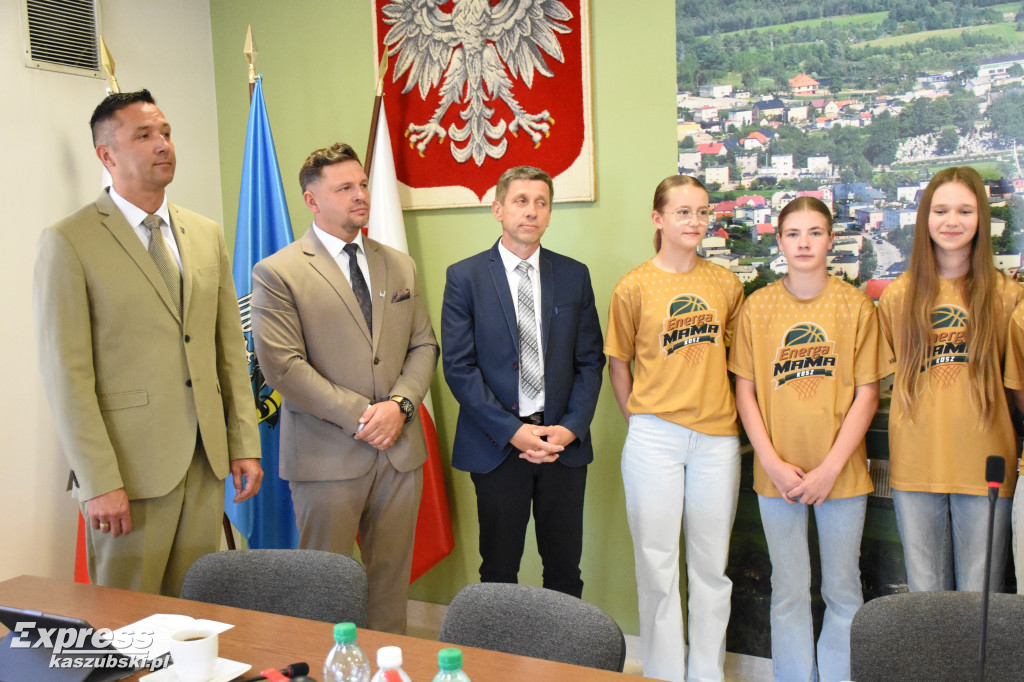 Samorządowcy gratulują sierakowickiej młodzieży