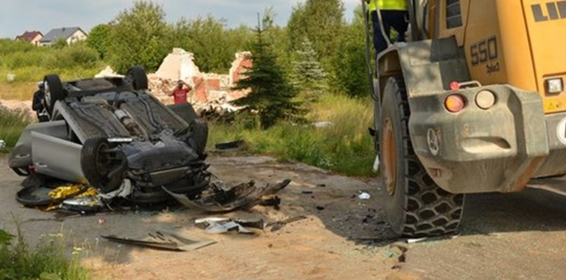 Pępowo. Poważny wypadek. Osobówka zderzyła się z koparko-ładowarką