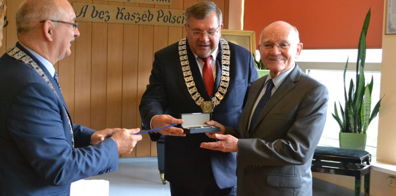 Tadeusz Fiszbach honorowym obywatelem Kartuz? Radni chcą to jeszcze przemyśleć