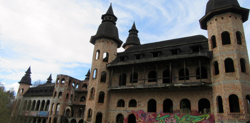 Wypadek na terenie zamku w Łapalicach. 19-latek wpadł do szybu