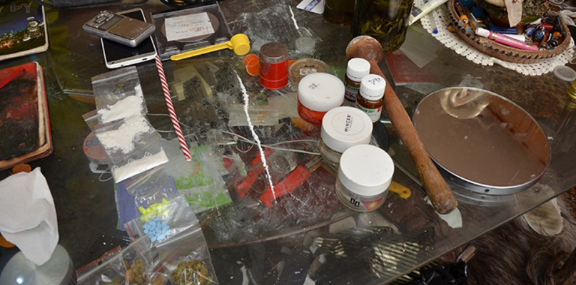 Duże ilości narkotyków w mieszkaniu 47-latki: amfetamina, marihuana i extasy 