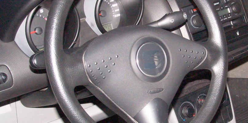 Somonino. Dziecko zostało uwięzione w samochodzie. Strażacy musieli wybić szybę (a