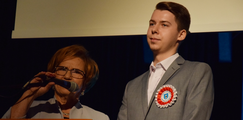 Starosta Janina Kwiecień i Sebastian Płotka - pierwsze dziecko urodzone w 1999 r. w nowo utworzonym powiecie kartuskim. fot. Magda Dzienisz