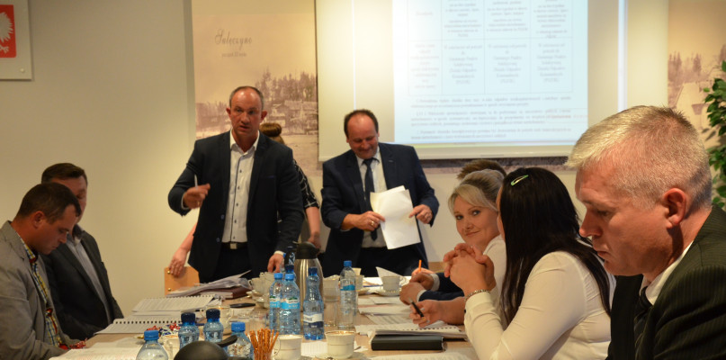 Sulęczyno. Śmieci na basenie? Burzliwa debata o regulaminie wywozu odpadów