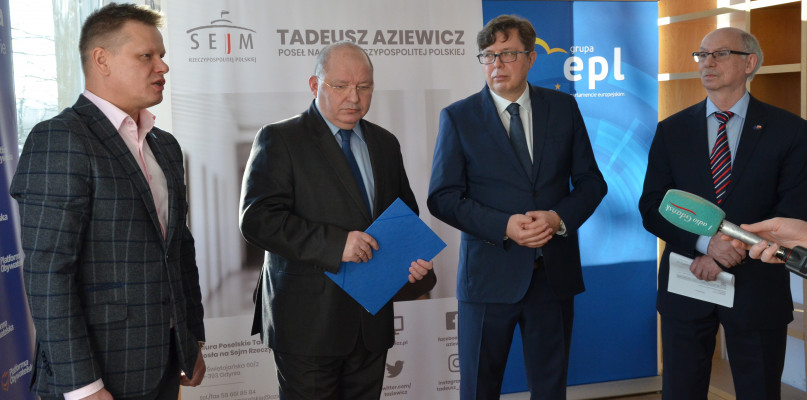 Od lewej: Mirosław Żeromski - radny powiatu kartuskiego, Wiesław Byczkowski - wicemarszałek woj. pomorskiego, Tadeusz Aziewicz - poseł PO, Janusz Lewandowski, poseł do Parlamentu Europejskiego. fot.W.Drewka