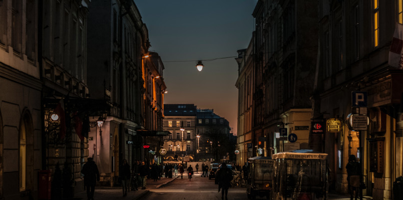 Jakość czy cena? Na co zwracać uwagę wybierając firmę kurierską?