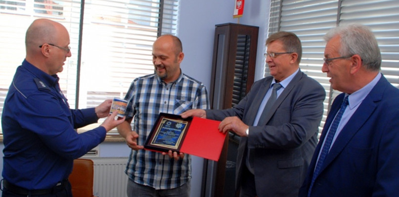 Witold Bronk odbiera podziękowania za wieloletnią pracę w policji. fot.KPP Kartuzy