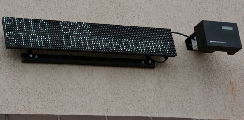 Tablica wyświetlająca informacje o jakości powietrza w Żukowie - podobną zainstalowano w Sierakowicach. fot.archiwum/UG Żukowo