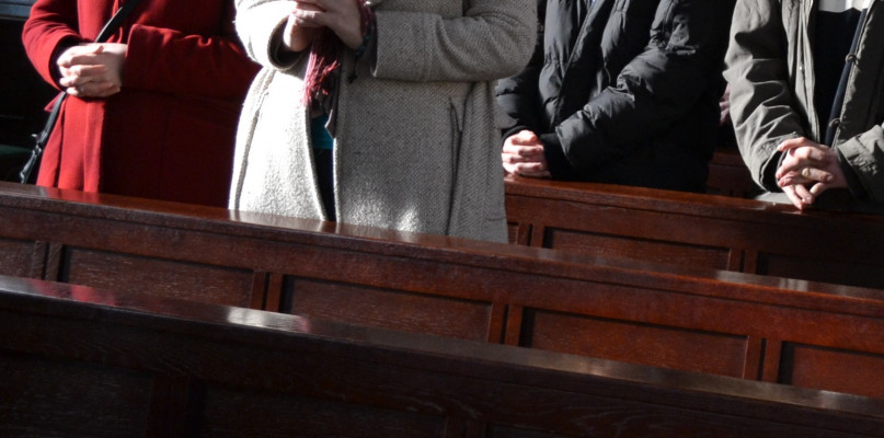 Niestępowo. Parafia wskazuje na kogo nie głosować