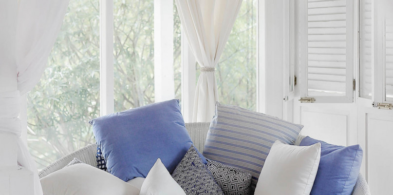 Co na okna zamiast firanek? Jak ozdobić okno w salonie