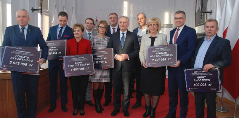 Samorządowcy pozowali z voucherami od wojewody - dziś okazują się już one nieaktualne. fot.Pomorski Urząd Wojewódzki