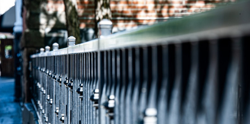 Jak wygląda profesjonalny montaż napędu do bram?