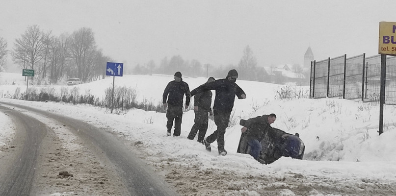 W Mojuszu kierowca osobówki wpadł do rowu. Na pomoc ruszyli żołnierze WOT. fot.M.Dzienisz