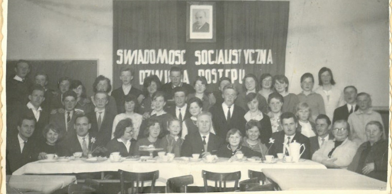 22 lutego 1966 r. Wieczorek towarzyski i tradycyjny śledzik - grono nauczycielskie, uczniowie i rodzice. fot. ZSP Przodkowo