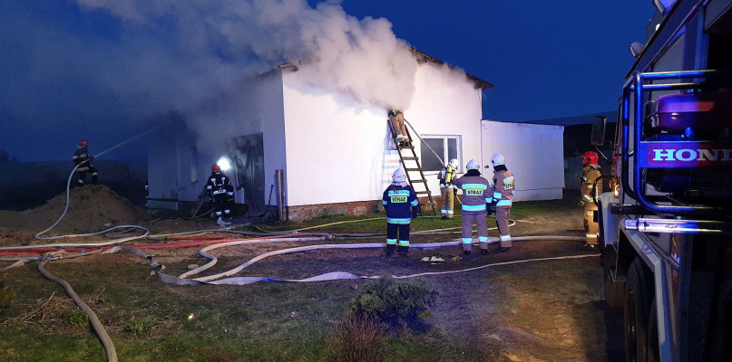 Starkowa Huta. Pożar poddasza budynku. Domownicy zdążyli go opuścić