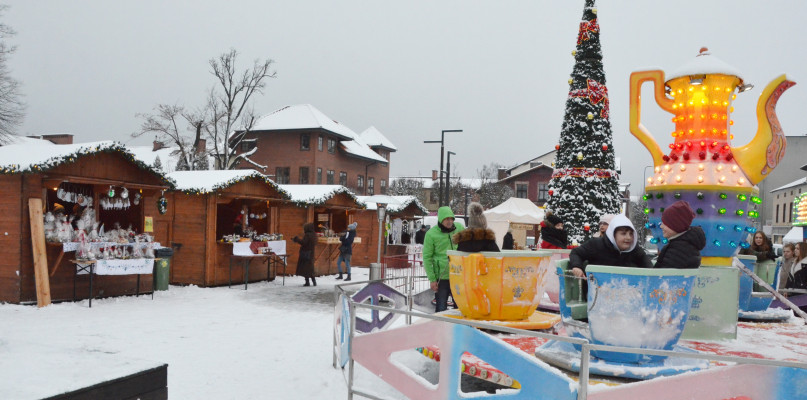 Kartuzy. Trwa Jarmark Świąteczny. Dużo rękodzieła, choinki i atrakcje dla dzieci