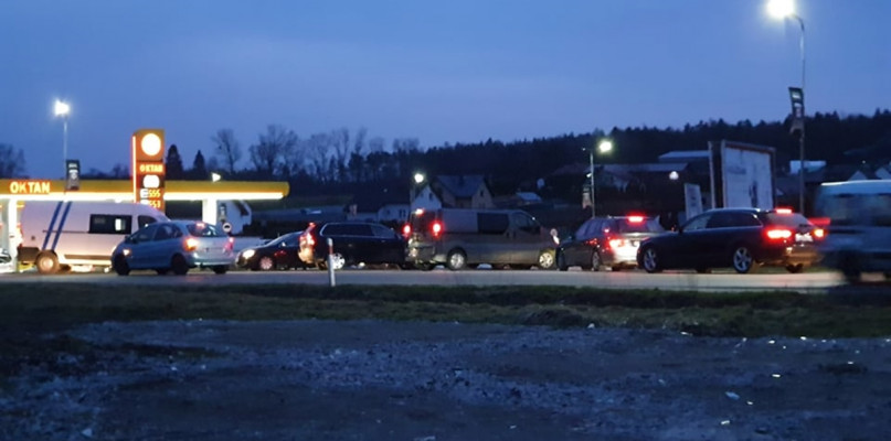 Panika i kolejki na stacjach paliw w pow. kartuskim. Policja kieruje ruchem