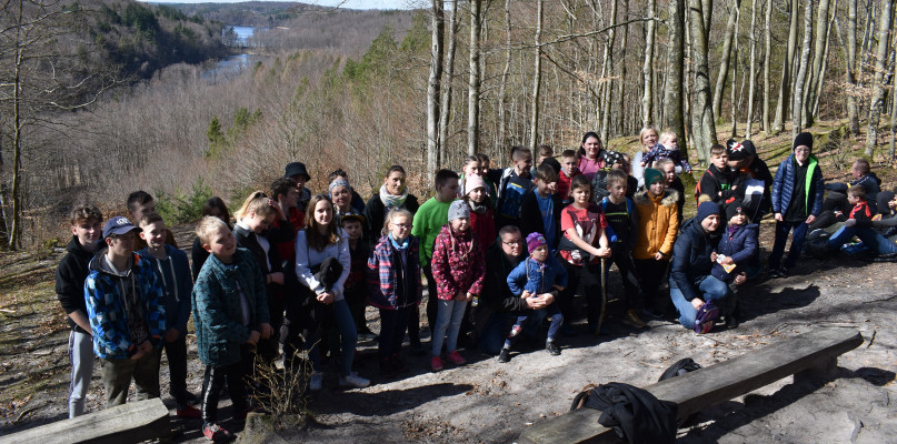 Mnóstwo chętnych na spacer z leśnikami. Wspólnie odkrywali Lasy Mirachowskie