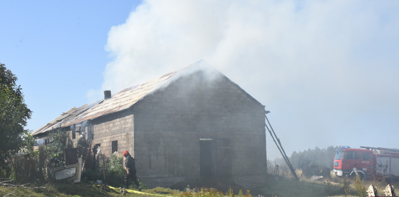 Cieszenie. Duży pożar na terenie gospodarstwa. Dym widać było z daleka