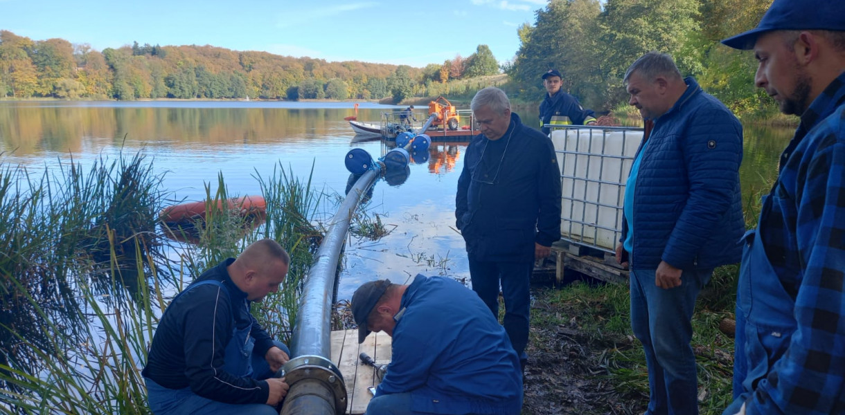 Kartuzy. Do Jez. Karczemnego trzeba "dolać" wody. Operacja trwa