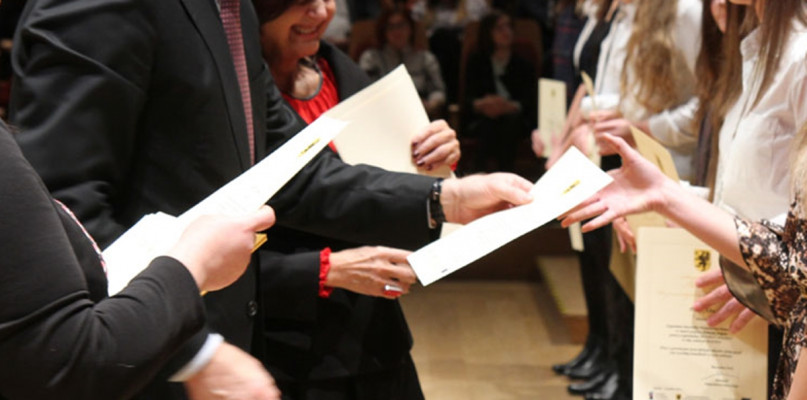 Zdolni uczniowie z pow. kartuskiego otrzymali stypendia marszałka