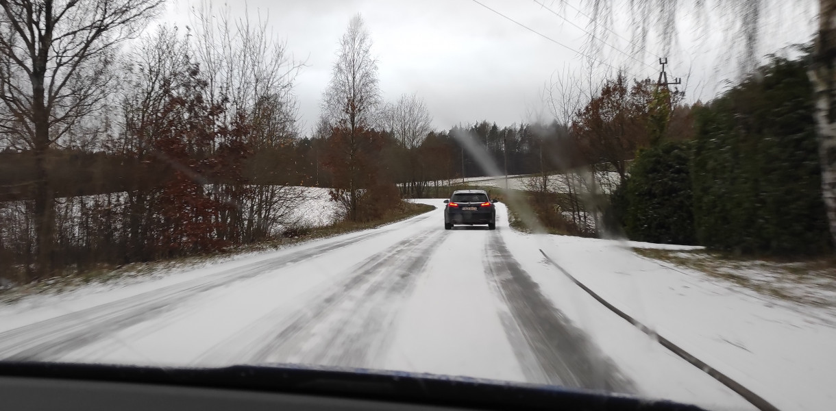 Pierwszy zimowy poranek na drogach i kolejki do wulkanizacji