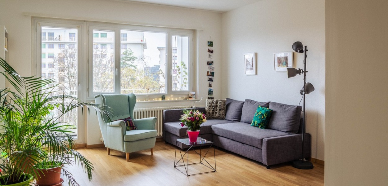 Nowe panele w salonie. Na co zwrócić uwagę podczas ich kupna?