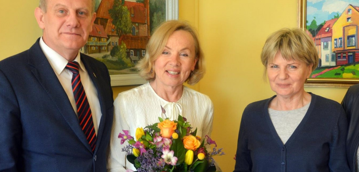 Joanna Komorowska (w środku) w 2019 roku świętowała 35-lecie pracy zawodowej. fot. archiwum/UG Żukowo