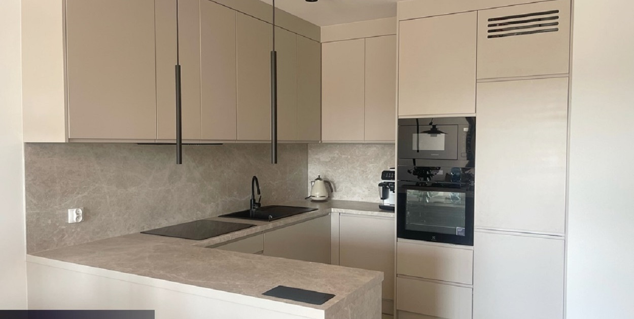 Jak wybrać odpowiedni kolor i wzór na fronty szafek kuchennych w kuchni na wymiar?