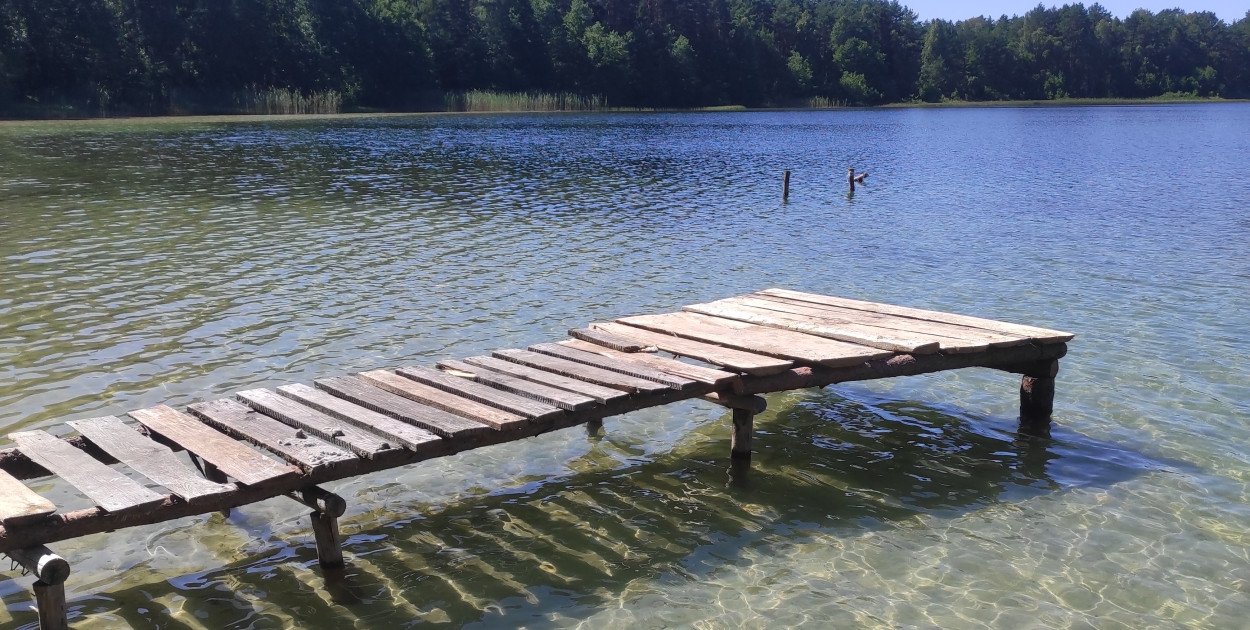 Co trzeci pomost nad jeziorem może być nielegalny