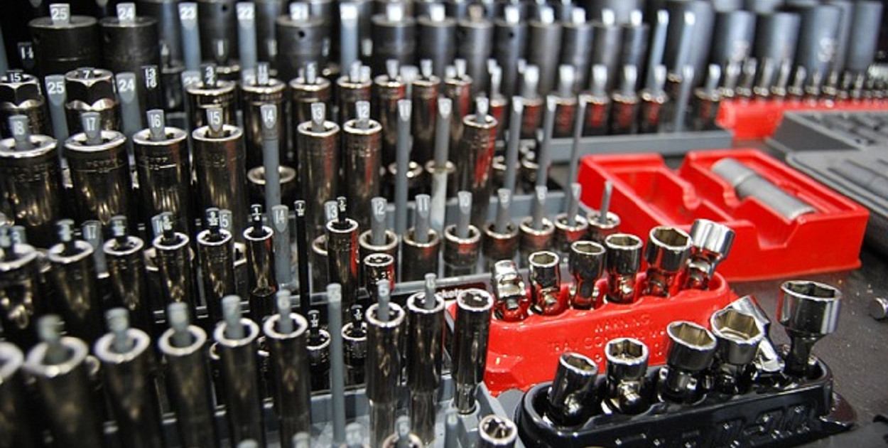 Jakie są główne typy kluczy nasadowych i kiedy warto z nich korzystać? 