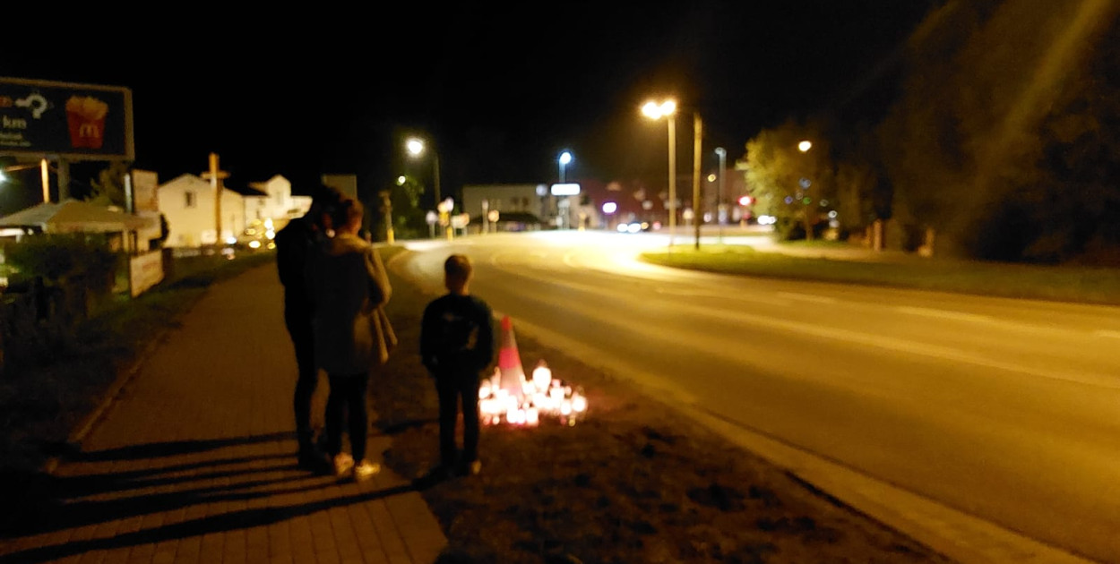 Żukowo. W miejscu wypadku strażaków mieszkańcy ustawiają znicze