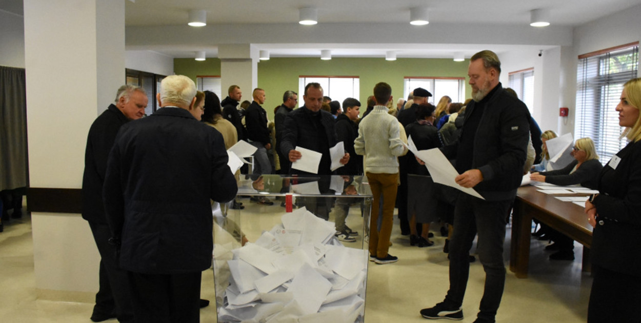 W gm. Sierakowice przewaga PiS, w gm. Żukowo wygrywa KO. Jak w Kartuzach?