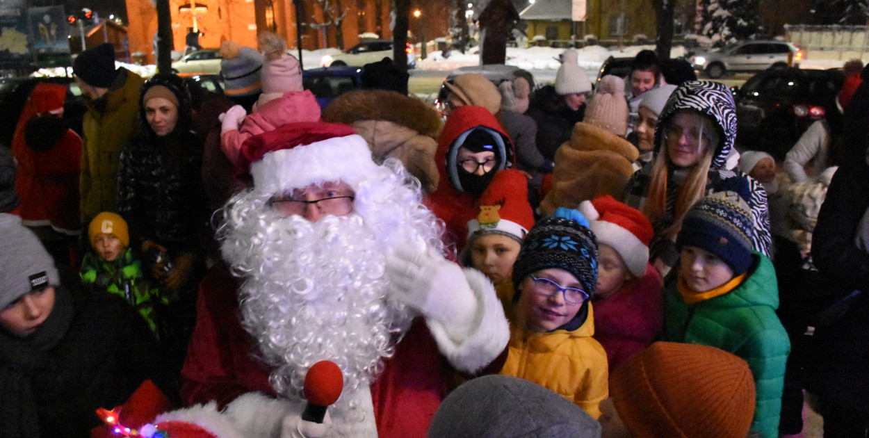 Sierakowice. Rozświetlono choinkę, a na najmłodszych czekał Mikołaj