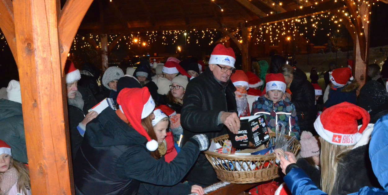 Kartuzy. Do parku przy kolegiacie zawitał Mikołaj i rozdał upominki