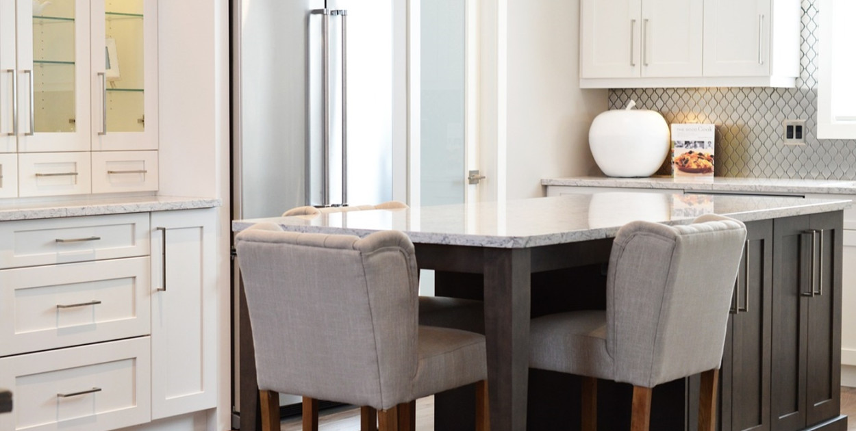 Blat z kamienia czy z konglomeratu? Poznaj wady i zalety