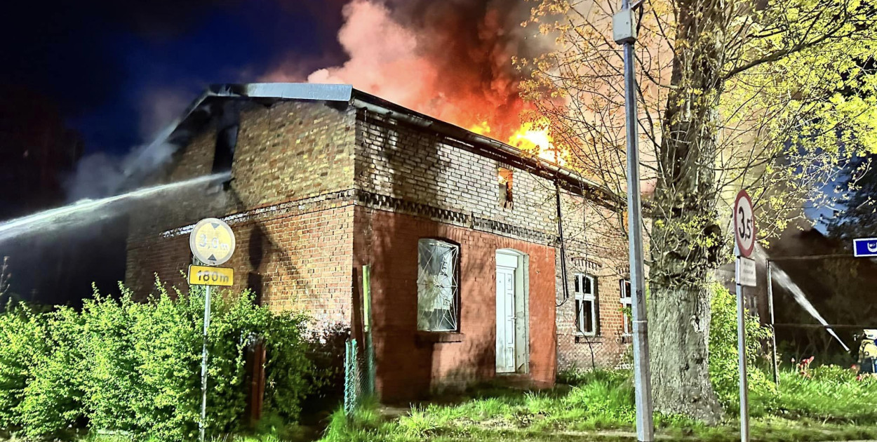 Chwaszczyno. Pożar pustostanu o świcie. Ktoś zaprószył ogień