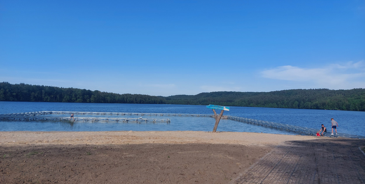 Kamienica Królewska. Nad jeziorem Junno trwa budowa kąpieliska i pomostu