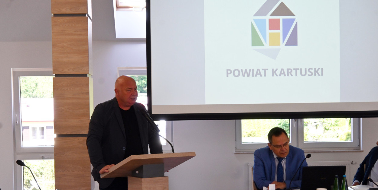 Dyrektor Galerii Refektarz tłumaczył wybór nowego logo powiatu kartuskiego