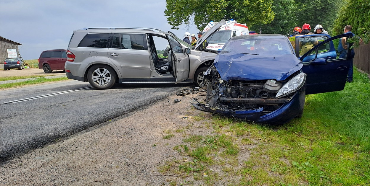 Kawle, k. Gowidlina. Zderzenie dwóch aut. Jedna osoba poszkodowana