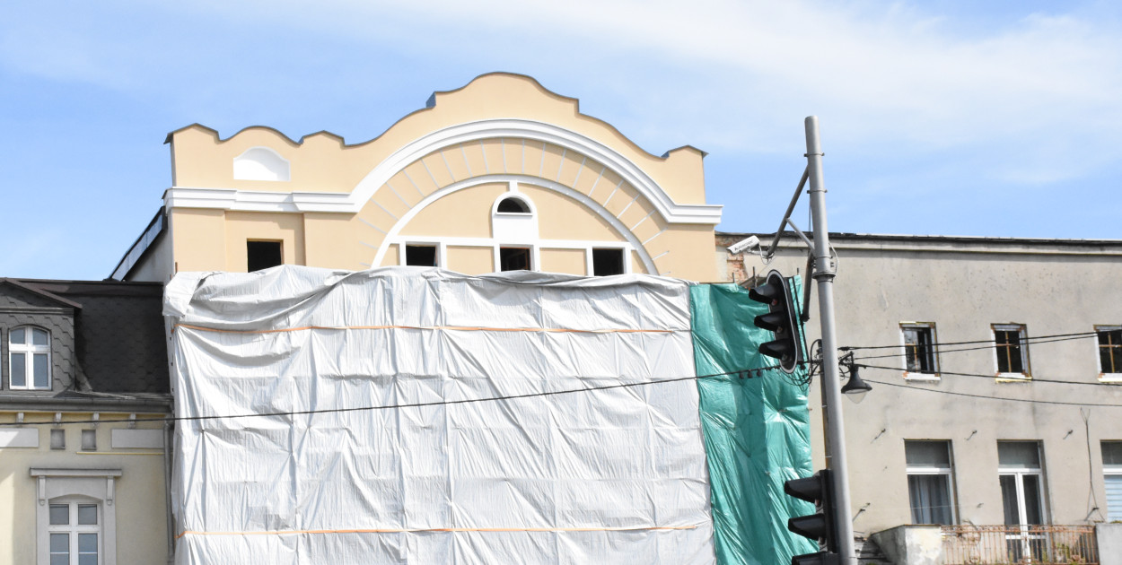 Kartuzy. Elewacja zabytkowego domu handlowego nabiera kształtu